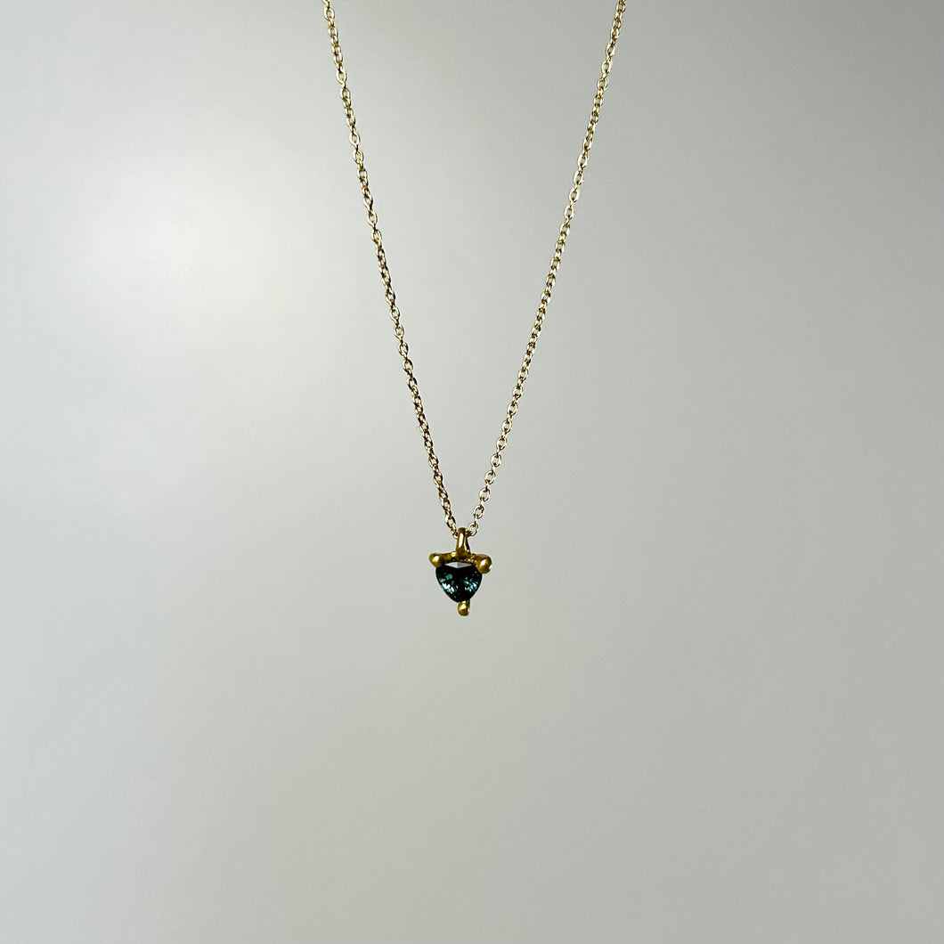 4.0 mm Blue Sapphire in Faerie Pendant 18k Gold Necklace